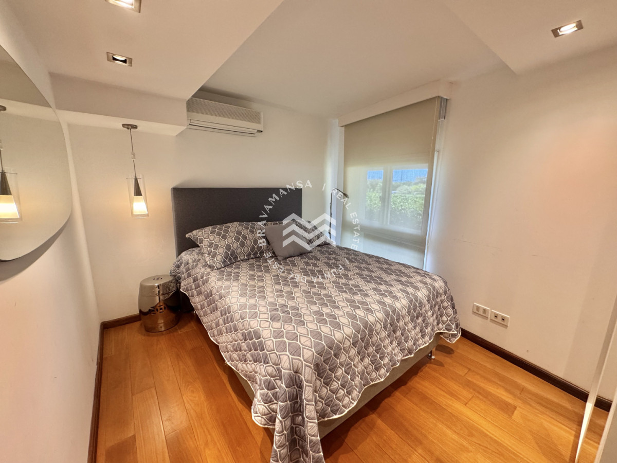 Apartamento ID.743 - Apartamento de 3 dormitorios en venta en emblemática torre de Playa Mansa, primera línea