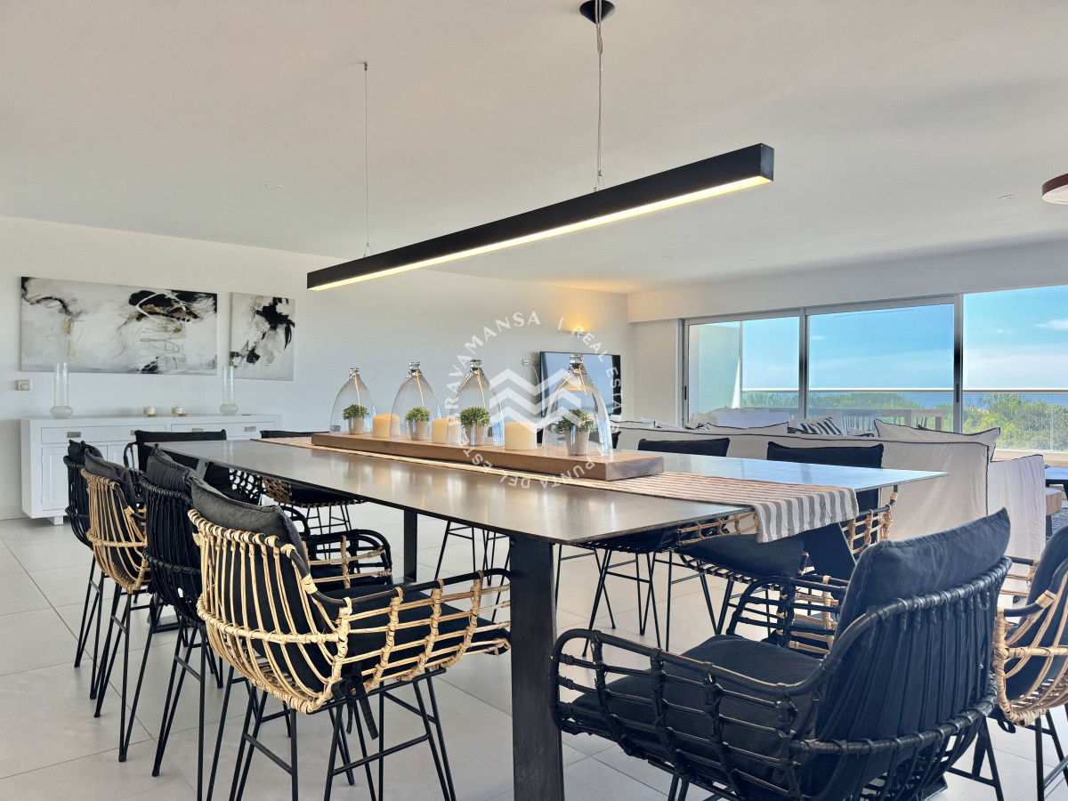 Apartamento ID.715 - VENTA Gran apartamento en Playa Brava, 3 dormitorios y dependencia servicio