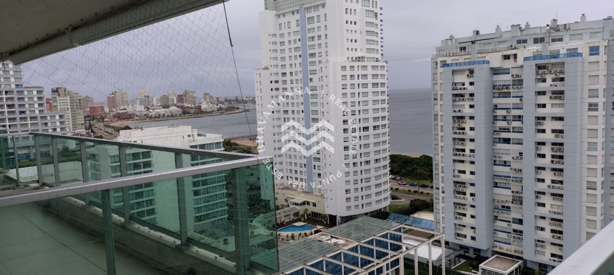 Apartamento ID.204 - Alquiler ANUAL 3 dormitorios en Playa Mansa frente al mar. Full amenities