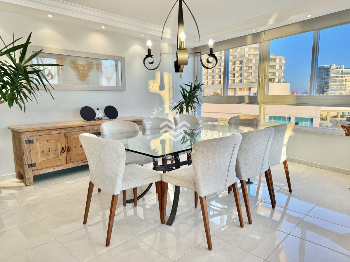 Apartamento ID.78 - Oportunidad en Playa Mansa, primera línea. 3 dormitorios y dependencia