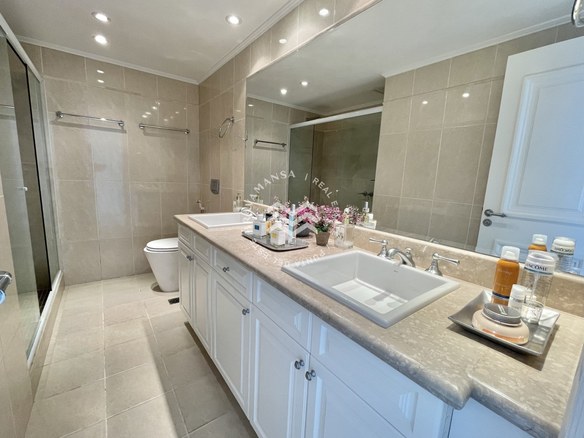 Apartamento ID.124 - Gran apartamento 4 dormitorios en suite y servicio en primera línea Punta del Este, Playa Mansa