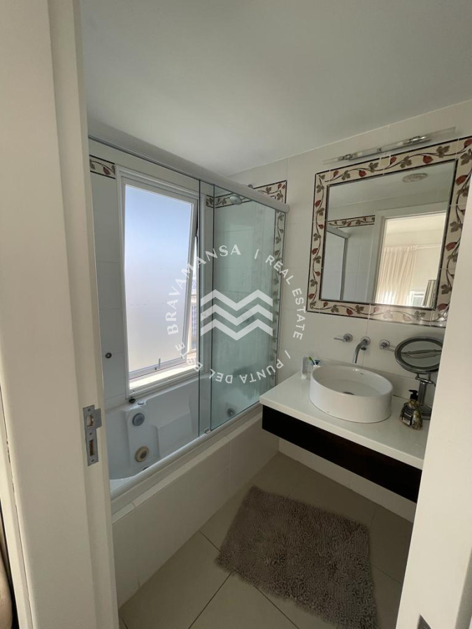 Apartamento ID.63 - VENTA Apto en Punta del Este 3 dormitorios 2 baños. Balcón con parrillero