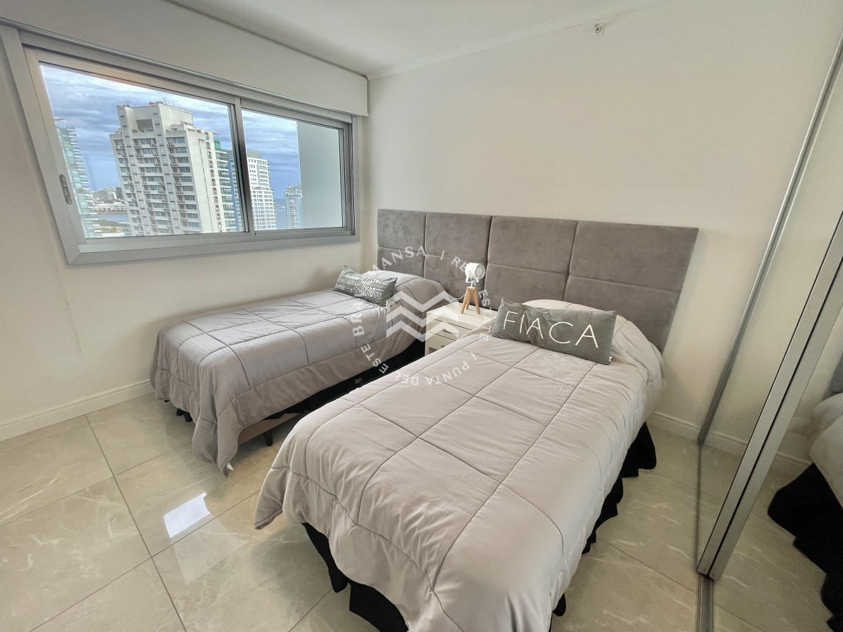 Apartamento ID.258 - Hermoso apartamento 3 dormitorios y servicio disponible en alquiler! Playa Mansa, frente al mar