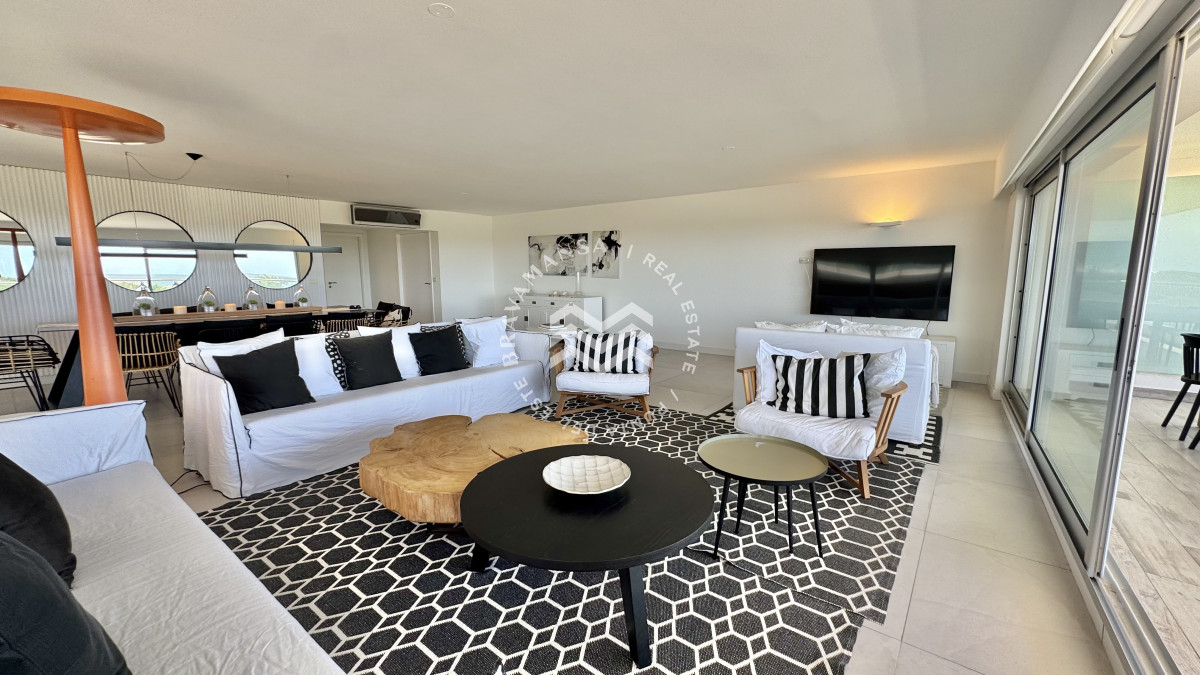 Apartamento ID.715 - VENTA Gran apartamento en Playa Brava, 3 dormitorios y dependencia servicio