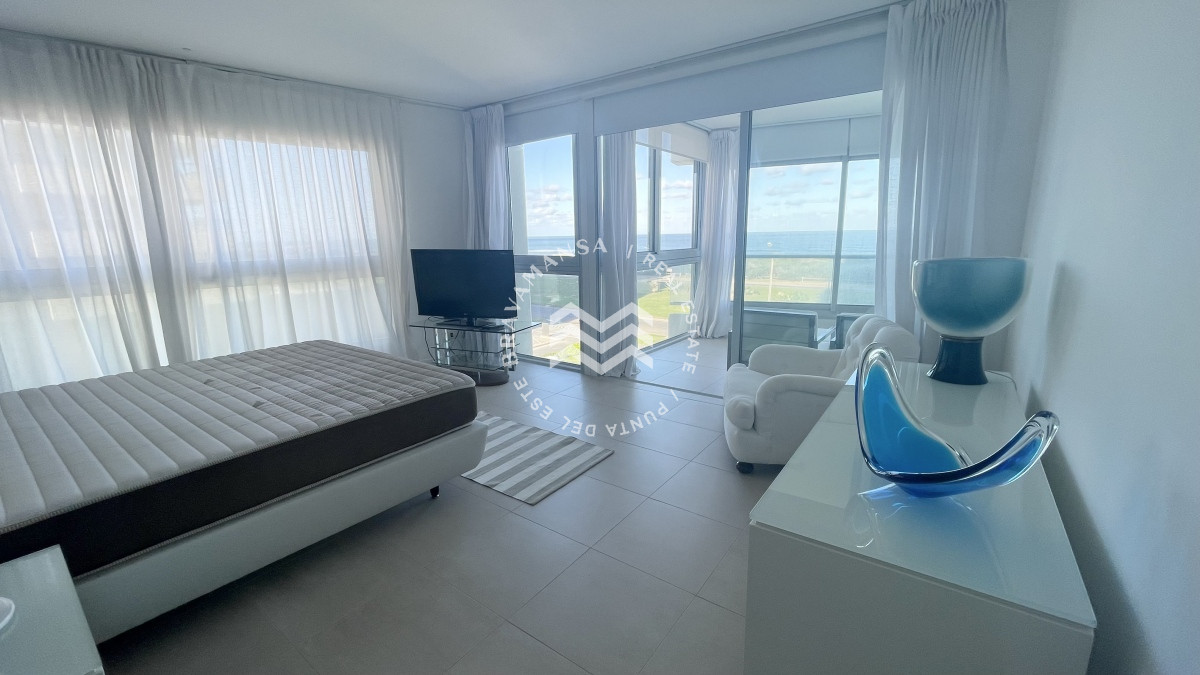 Apartamento ID.48 - VENTA Gran apartamento esquinero en Playa Brava, Punta del Este