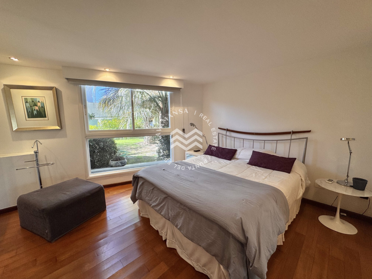 Apartamento ID.743 - Apartamento de 3 dormitorios en venta en emblemática torre de Playa Mansa, primera línea