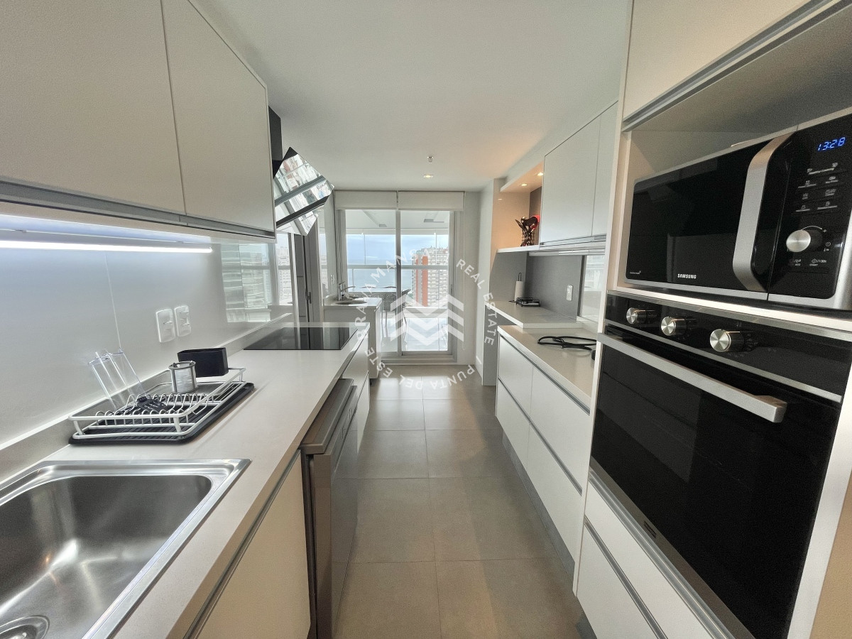 Apartamento ID.258 - Hermoso apartamento 3 dormitorios y servicio disponible en alquiler! Playa Mansa, frente al mar