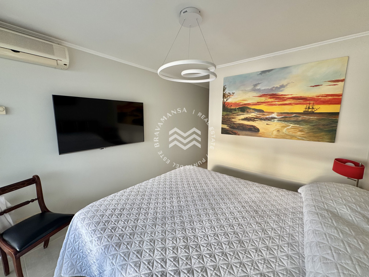 Apartamento ID.466 - VENTA En primera línea frente al mar en playa Mansa, 2 dormitorios en suite