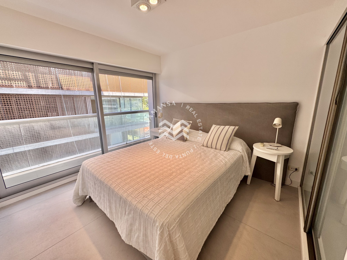 Apartamento ID.715 - VENTA Gran apartamento en Playa Brava, 3 dormitorios y dependencia servicio