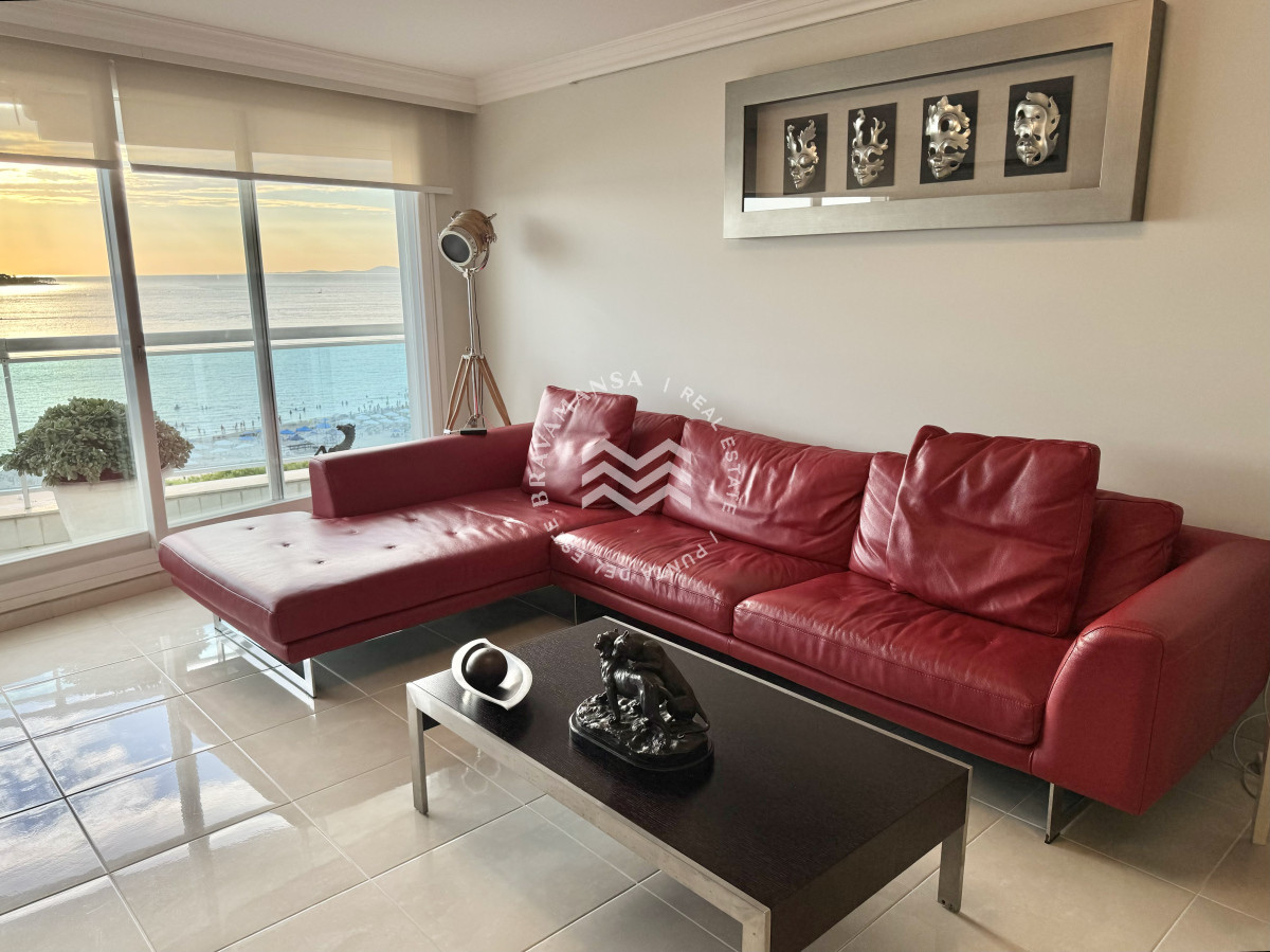 Apartamento ID.466 - VENTA En primera línea frente al mar en playa Mansa, 2 dormitorios en suite