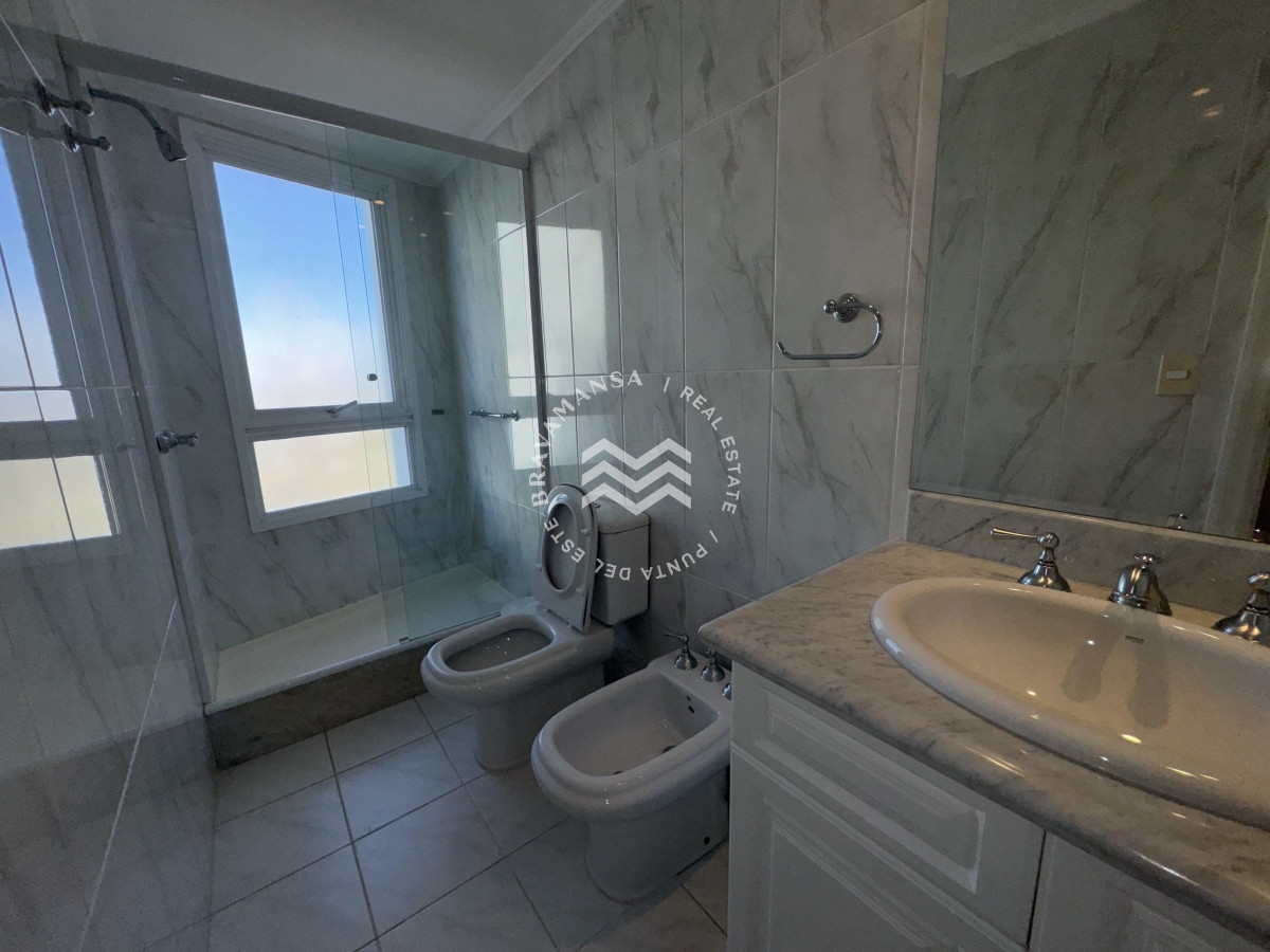 Apartamento ID.287 - Alquiler Anual 3 dormitorios y servicio frente al mar. Torre premium