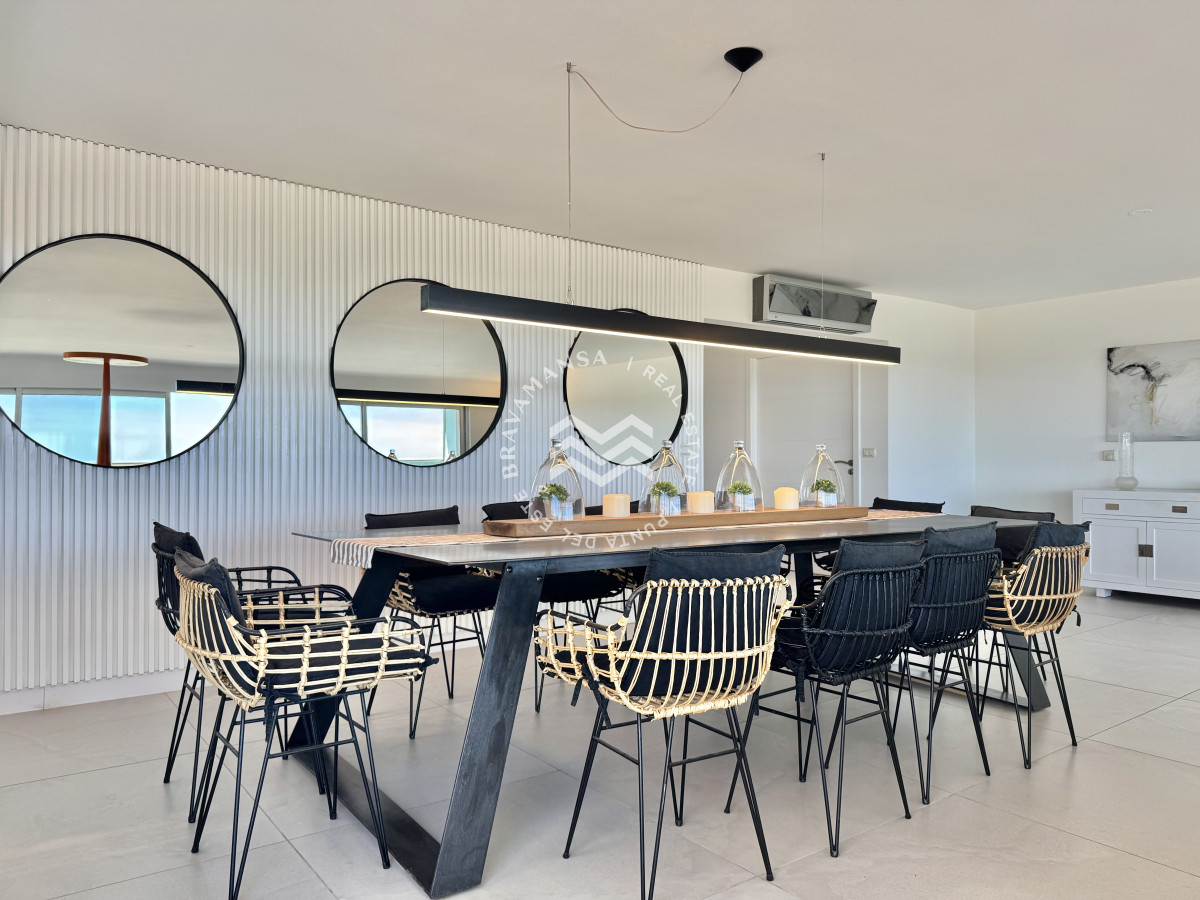 Apartamento ID.715 - VENTA Gran apartamento en Playa Brava, 3 dormitorios y dependencia servicio