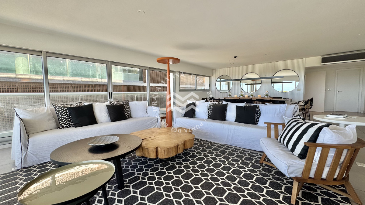 Apartamento ID.715 - VENTA Gran apartamento en Playa Brava, 3 dormitorios y dependencia servicio