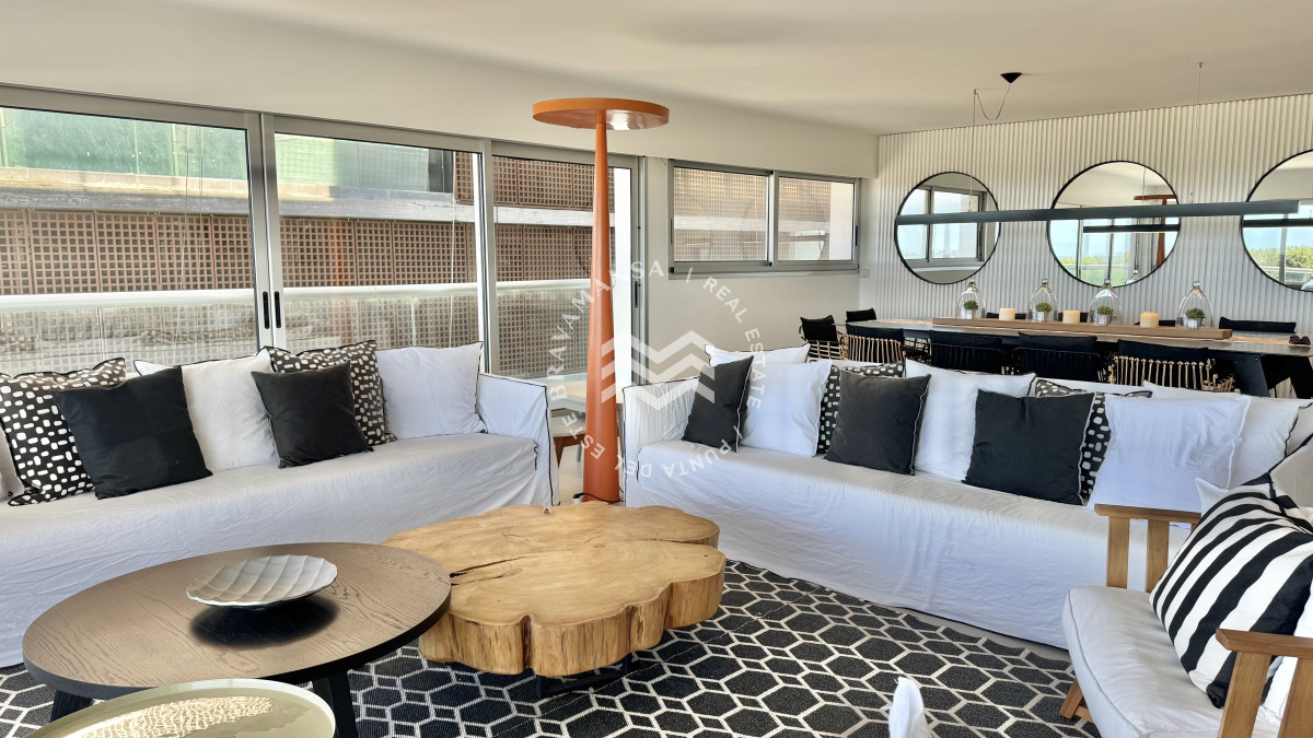 Apartamento ID.715 - VENTA Gran apartamento en Playa Brava, 3 dormitorios y dependencia servicio