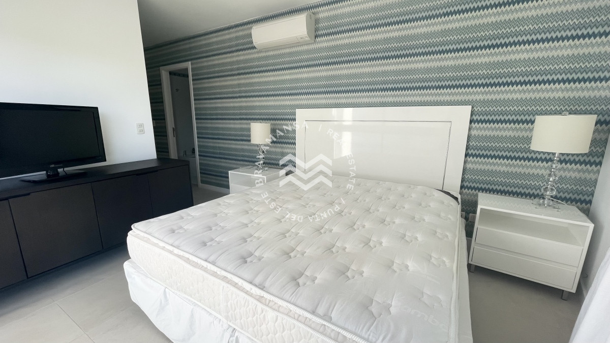 Apartamento ID.48 - VENTA Gran apartamento esquinero en Playa Brava, Punta del Este