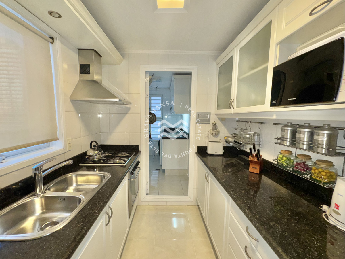 Apartamento ID.78 - Oportunidad en Playa Mansa, primera línea. 3 dormitorios y dependencia