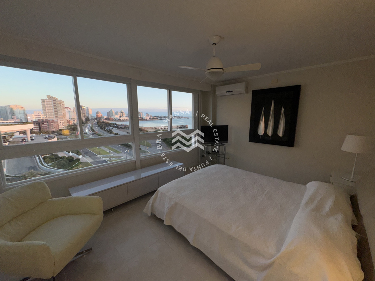 Apartamento ID.78 - Oportunidad en Playa Mansa, primera línea. 3 dormitorios y dependencia