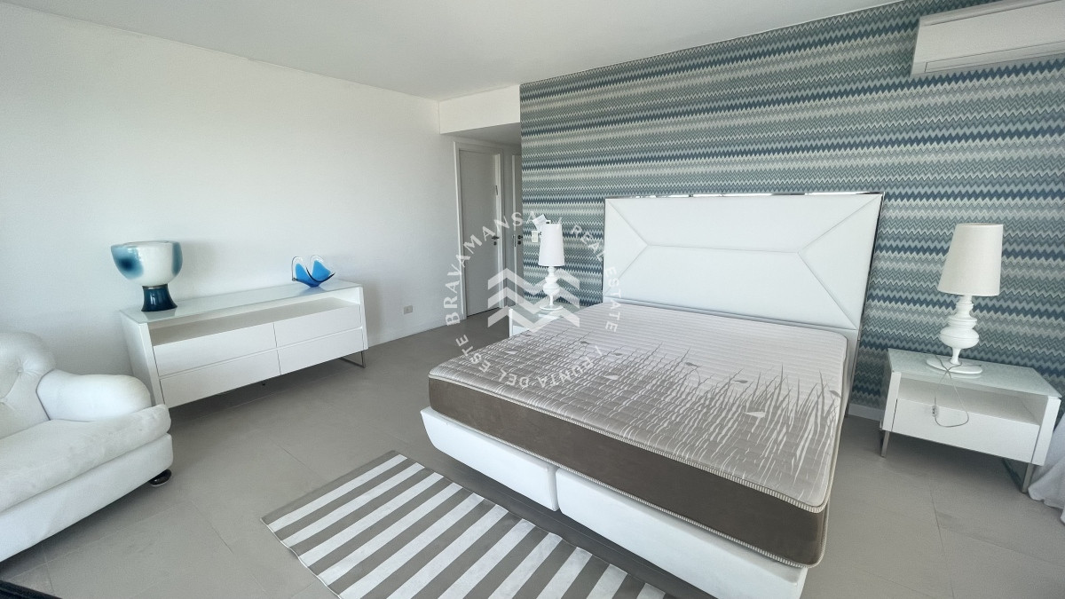 Apartamento ID.48 - VENTA Gran apartamento esquinero en Playa Brava, Punta del Este
