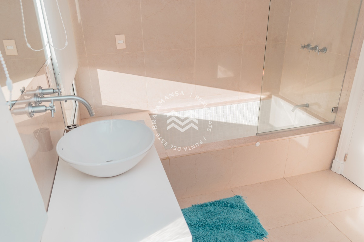 Apartamento ID.358 - ALQUILER TEMPORADA Exclusivo apartamento en Playa Brava, piso entero 3 dormitorios