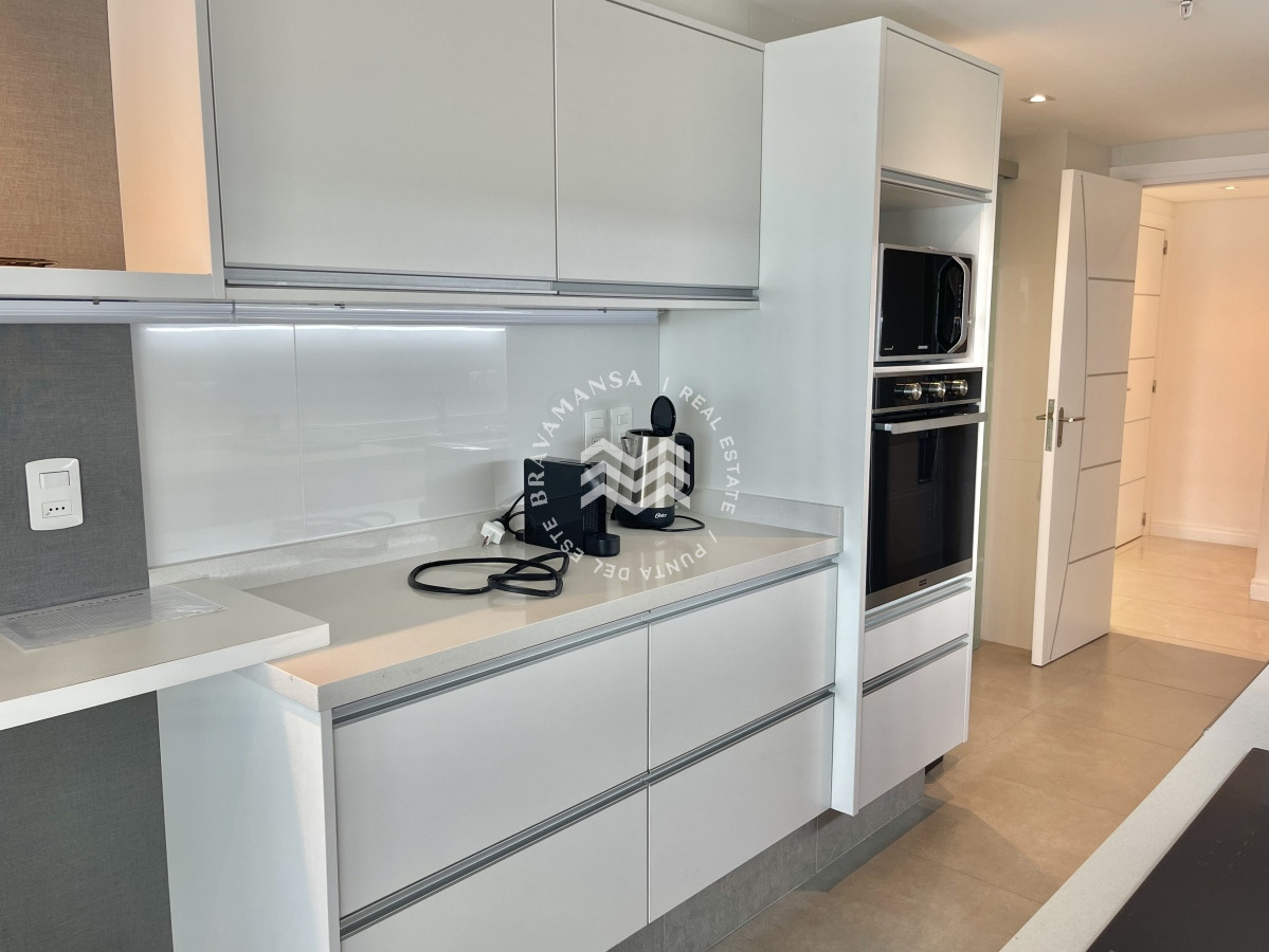 Apartamento ID.258 - Hermoso apartamento 3 dormitorios y servicio disponible en alquiler! Playa Mansa, frente al mar