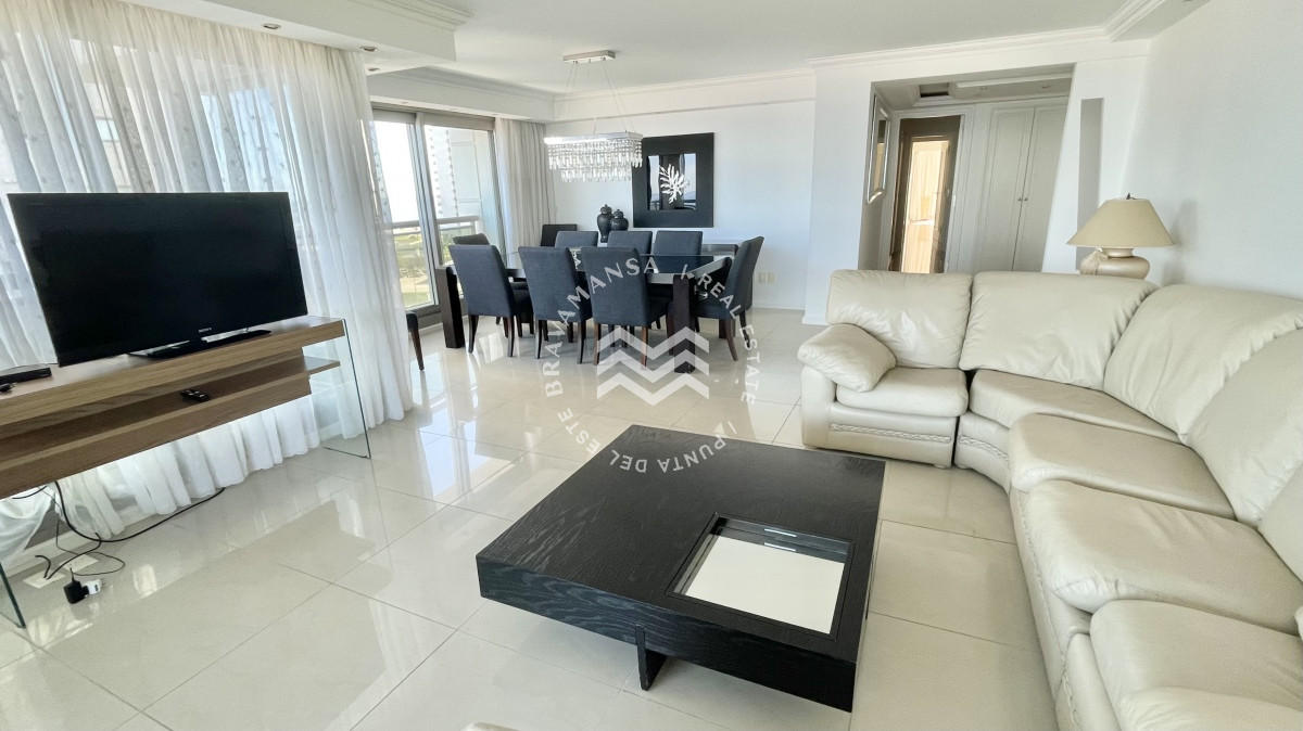 Apartamento ID.82 - VENTA Apartamento 3 dormitorios y servicio frente al mar en Playa Brava