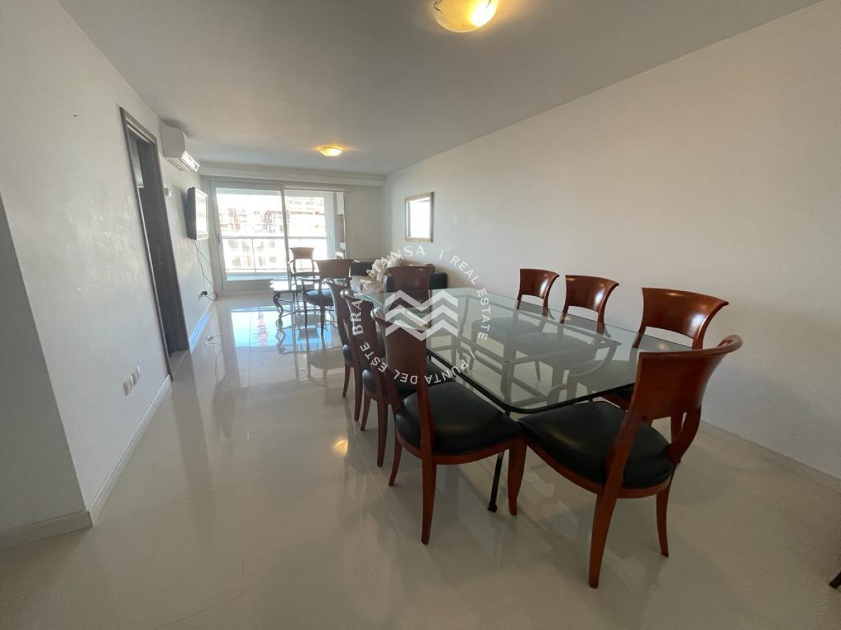 Apartamento ID.10 - Amplio apartamento de 3 dormitorios en Playa Brava con vista al mar