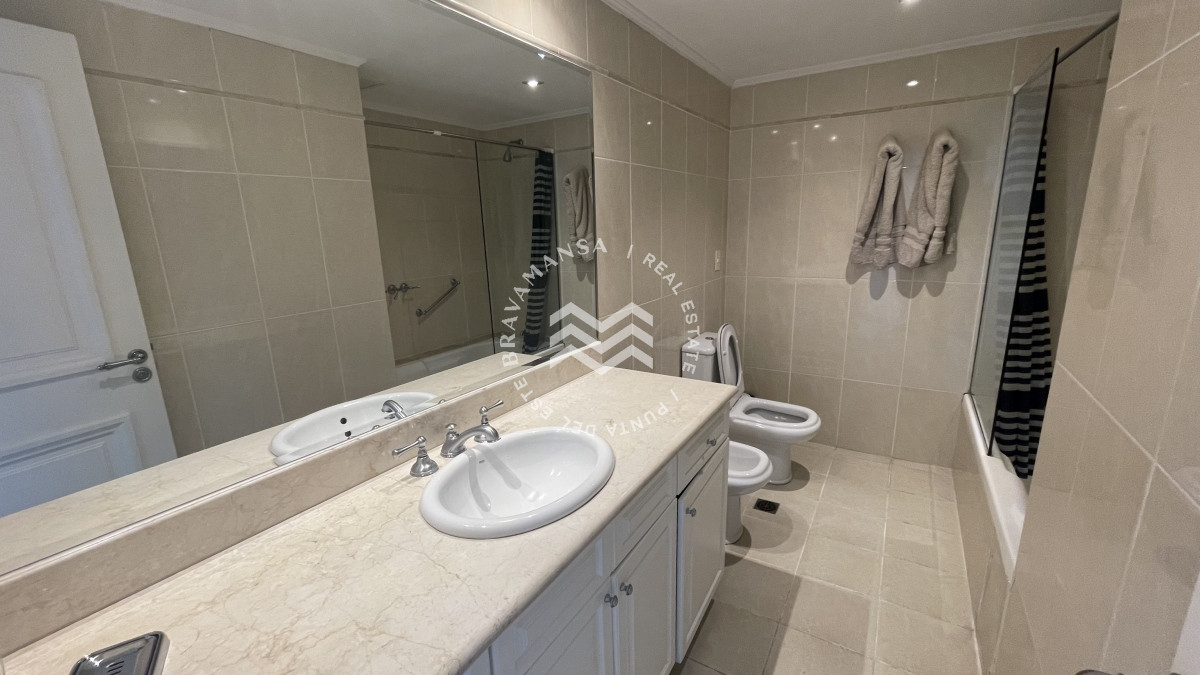Apartamento ID.74 - OPORTUNIDAD 3 dormitorios y servicio primera línea Playa Mansa, Punta del Este