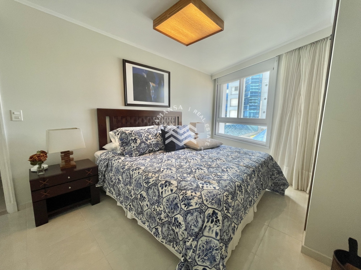Apartamento ID.124 - Gran apartamento 4 dormitorios en suite y servicio en primera línea Punta del Este, Playa Mansa