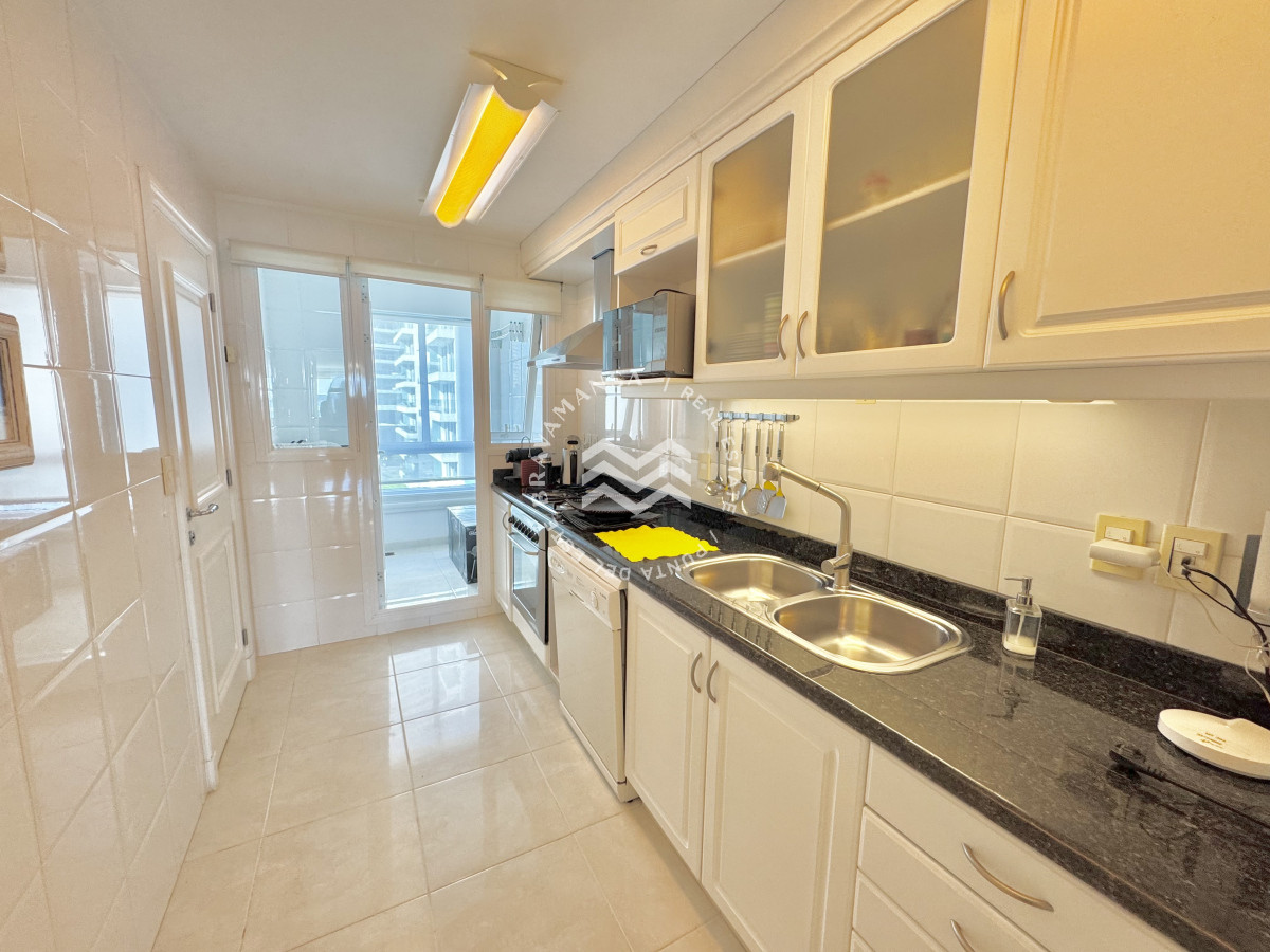 Apartamento ID.479 - VENTA Primera línea 2 dormitorios ensuite, playa mansa zona Enjoy