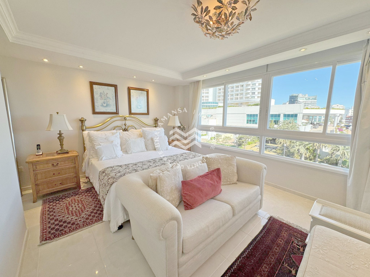 Apartamento ID.701 - VENTA Apartamento 3 dormitorios en excepcional edificio en Playa Mansa
