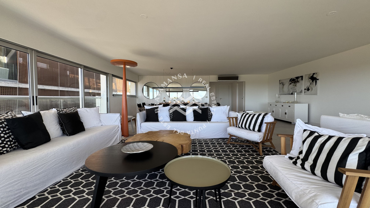 Apartamento ID.715 - VENTA Gran apartamento en Playa Brava, 3 dormitorios y dependencia servicio