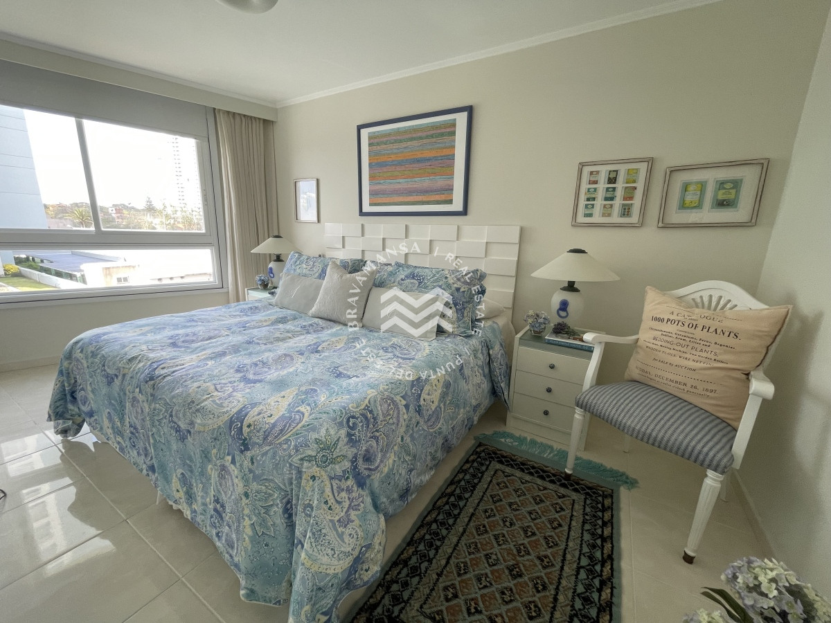 Apartamento ID.124 - Gran apartamento 4 dormitorios en suite y servicio en primera línea Punta del Este, Playa Mansa
