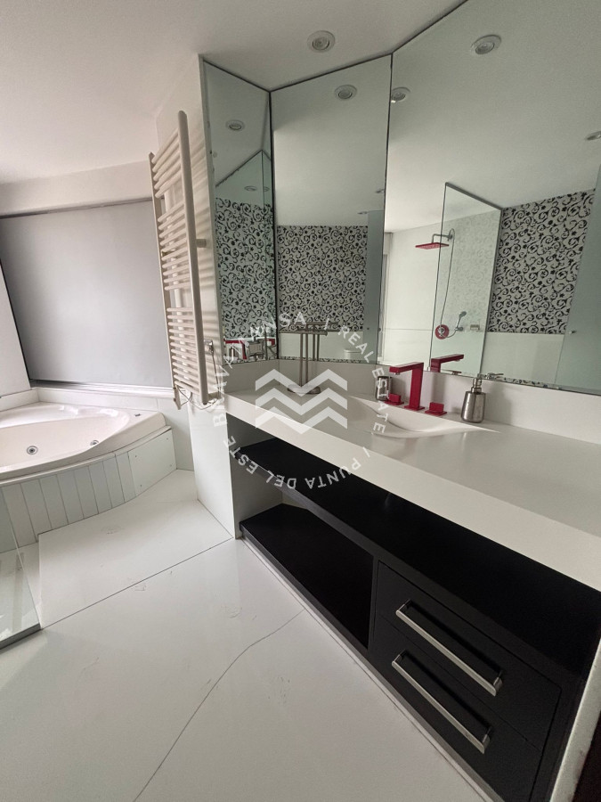 Apartamento ID.640 - VENTA 3 dormitorios ensuite, esquinero primera línea Playa Mansa