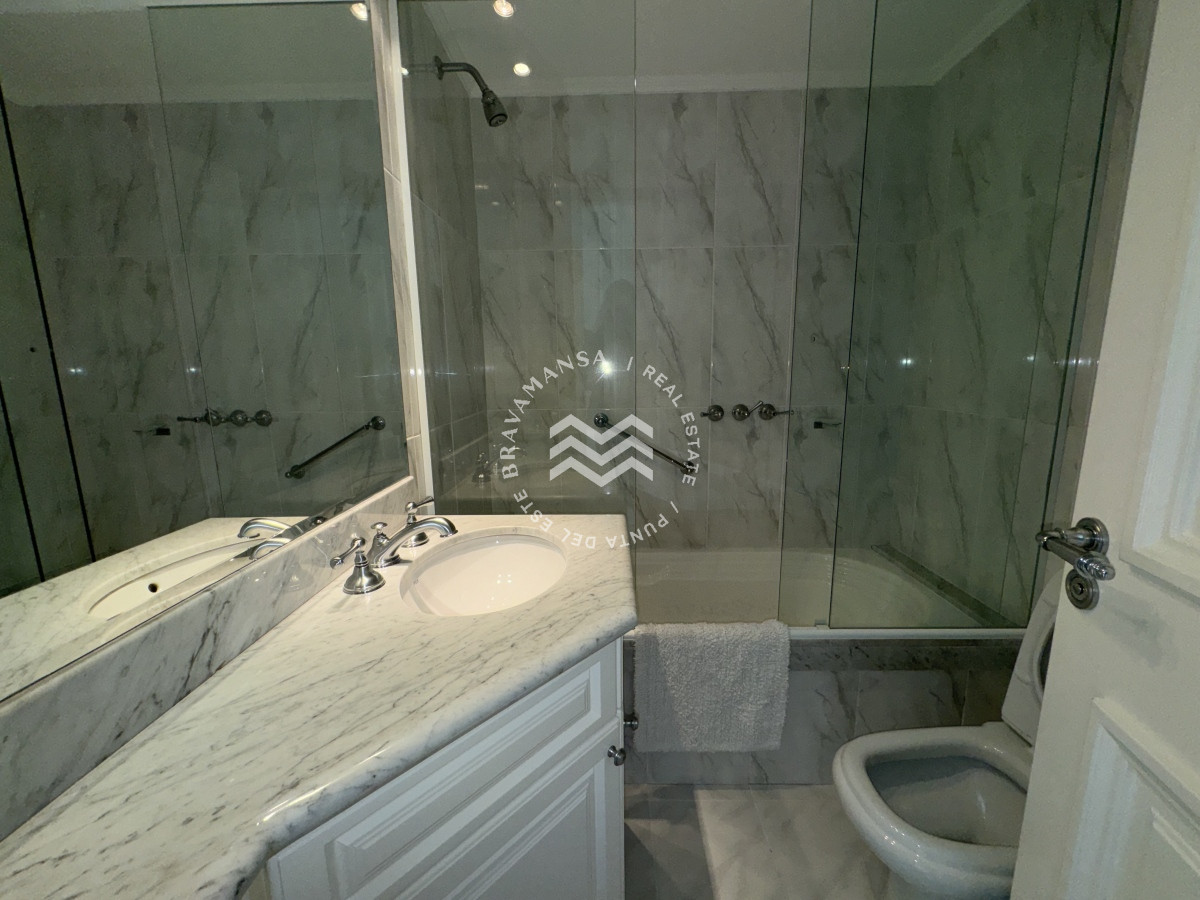 Apartamento ID.280 - Apartamento de 3 dormitorios y servicio frente al mar en Playa Mansa, ALQUILER TEMPORADA