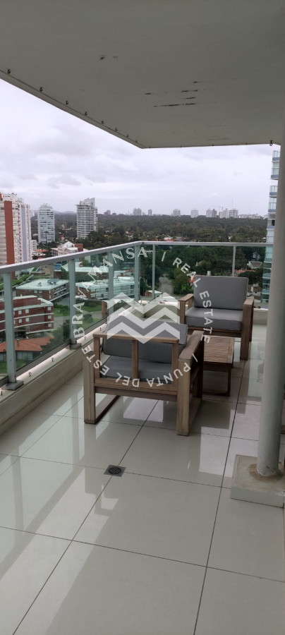 Apartamento ID.204 - Alquiler ANUAL 3 dormitorios en Playa Mansa frente al mar. Full amenities