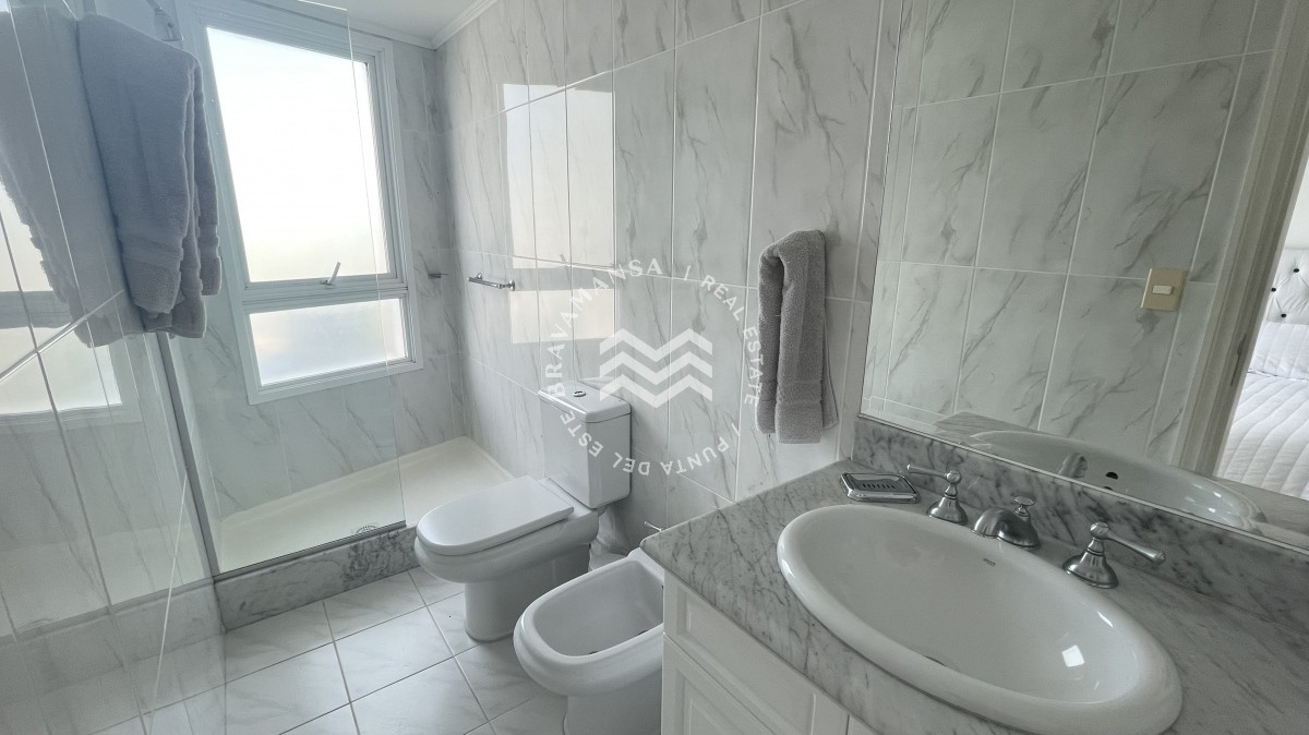 Apartamento ID.74 - OPORTUNIDAD 3 dormitorios y servicio primera línea Playa Mansa, Punta del Este