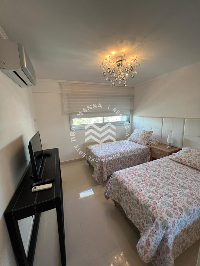 Apartamento ID.100 - ALQUILER INVERNAL 2 dormitorios Playa Mansa con vista al mar!