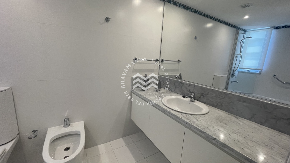 Apartamento ID.48 - VENTA Gran apartamento esquinero en Playa Brava, Punta del Este