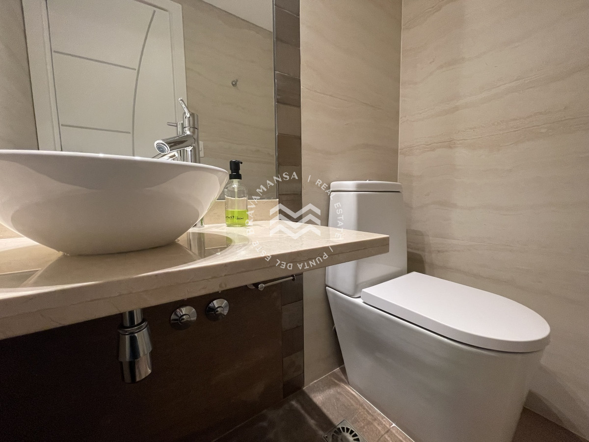 Apartamento ID.258 - Hermoso apartamento 3 dormitorios y servicio disponible en alquiler! Playa Mansa, frente al mar