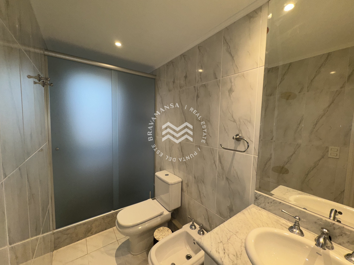 Apartamento ID.78 - Oportunidad en Playa Mansa, primera línea. 3 dormitorios y dependencia