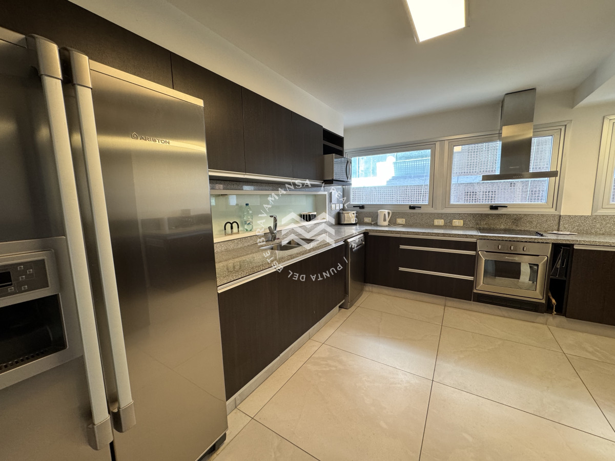 Apartamento ID.715 - VENTA Gran apartamento en Playa Brava, 3 dormitorios y dependencia servicio