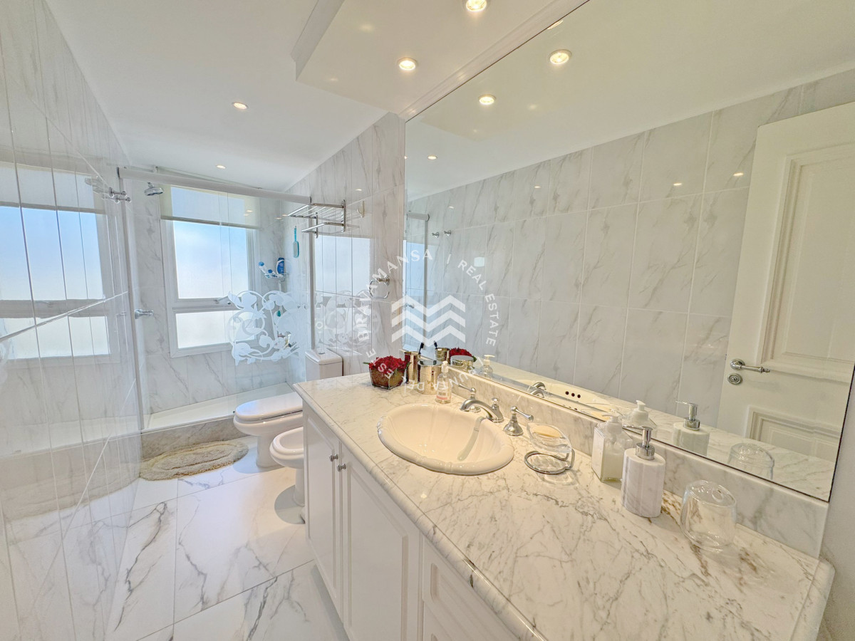 Apartamento ID.701 - VENTA Apartamento 3 dormitorios en excepcional edificio en Playa Mansa