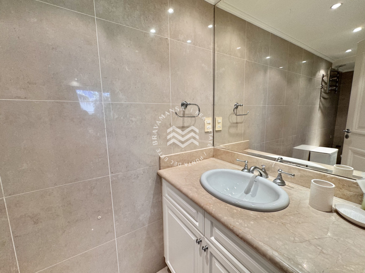 Apartamento ID.743 - Apartamento de 3 dormitorios en venta en emblemática torre de Playa Mansa, primera línea