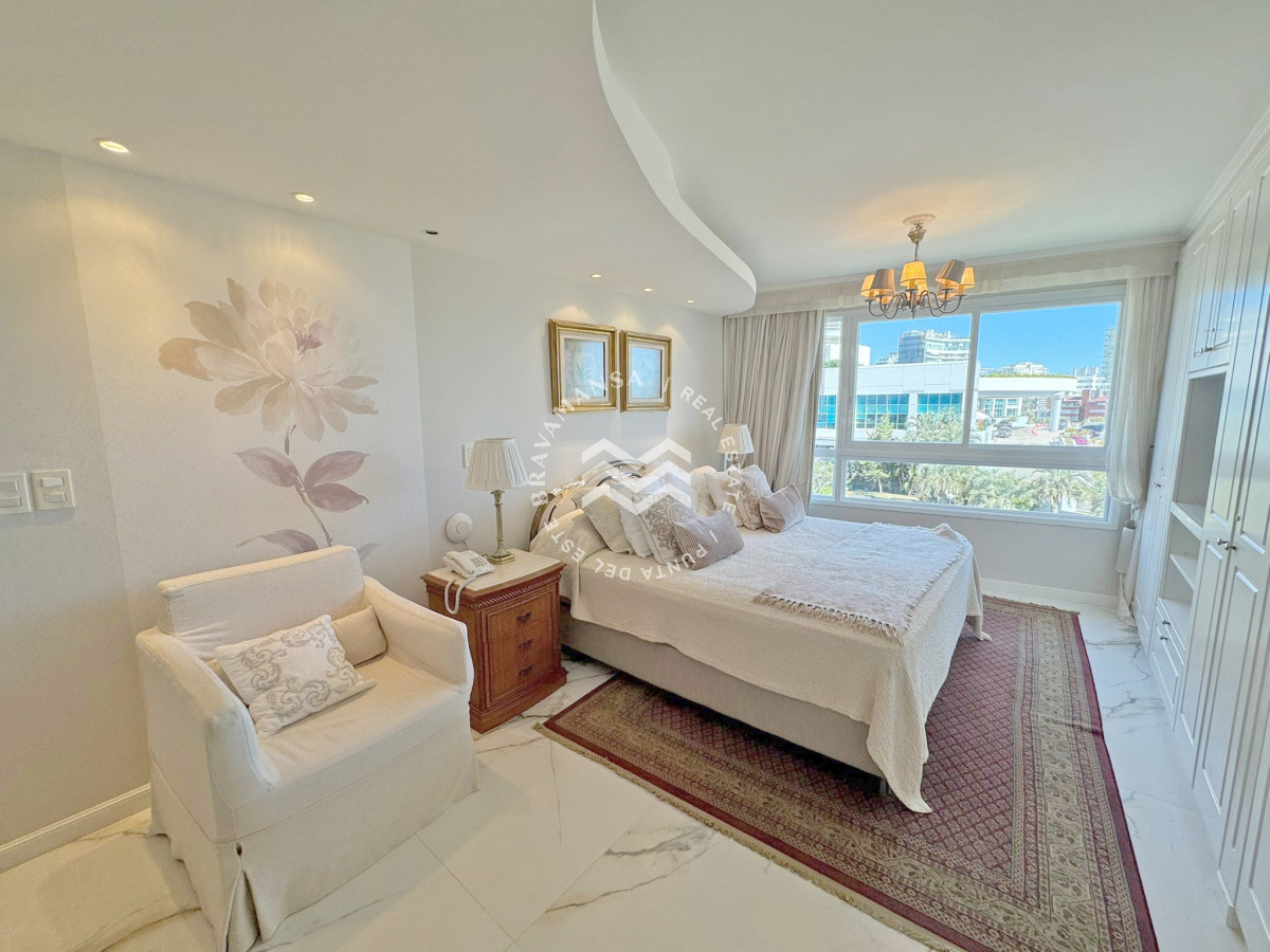 Apartamento ID.701 - VENTA Apartamento 3 dormitorios en excepcional edificio en Playa Mansa