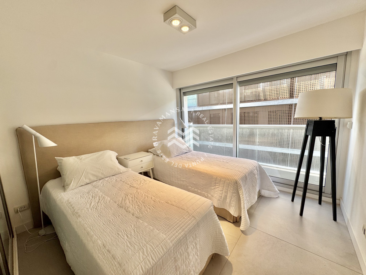 Apartamento ID.715 - VENTA Gran apartamento en Playa Brava, 3 dormitorios y dependencia servicio