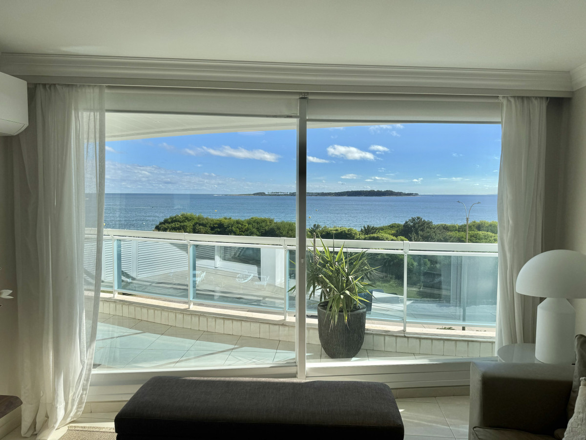 VENTA Primera línea 2 dormitorios ensuite, playa mansa zona Enjoy