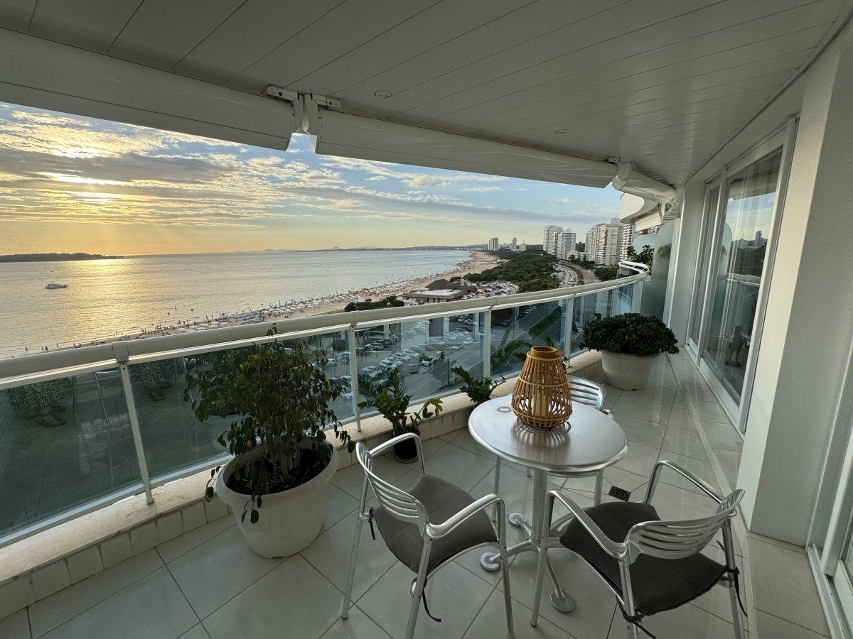 VENTA En primera línea frente al mar en playa Mansa, 2 dormitorios en suite