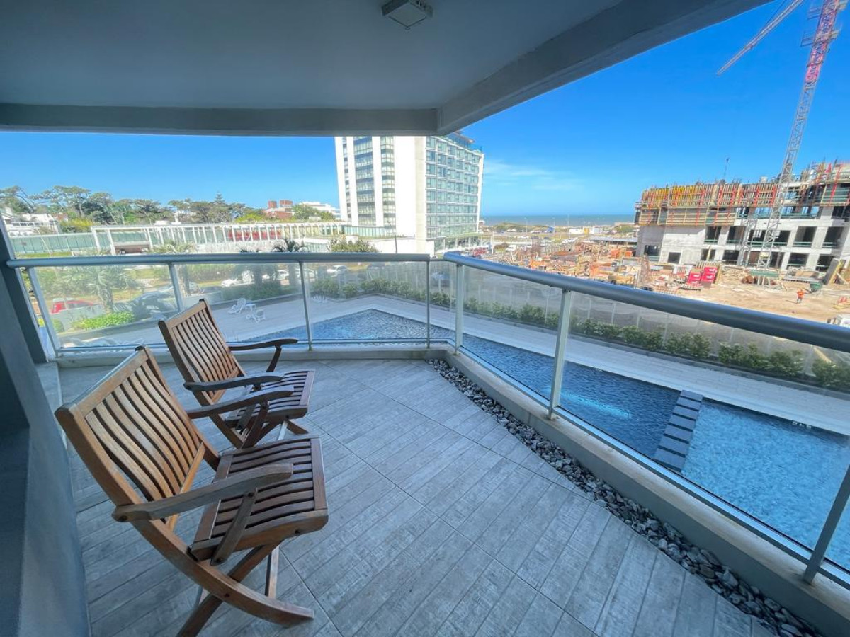 Amplio apartamento de 3 dormitorios en Playa Brava con vista al mar