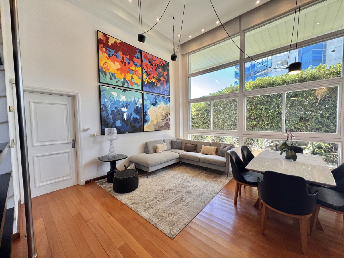 Apartamento de 3 dormitorios en venta en emblemática torre de Playa Mansa, primera línea