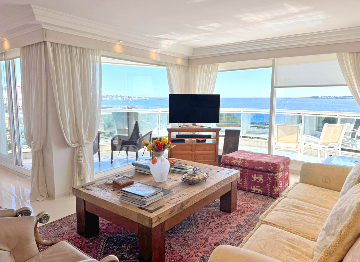 VENTA Apartamento 3 dormitorios en excepcional edificio en Playa Mansa